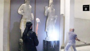 IS vernietigd oude beelden met mokers
